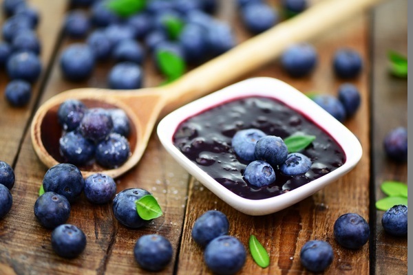 wir bereiten Heidelbeeren für den Winter vor