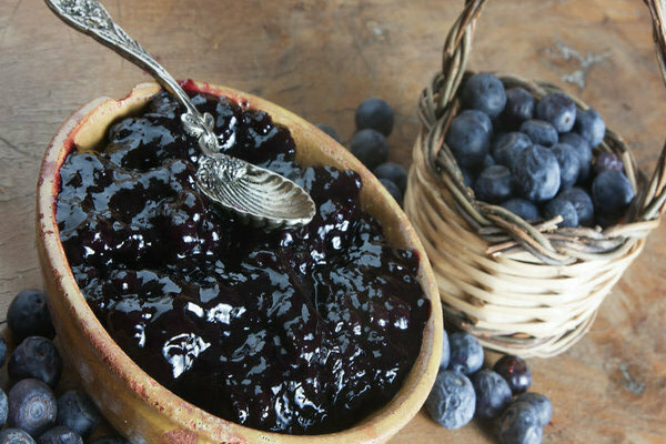 Blaubeeren mit Zucker für den Winter