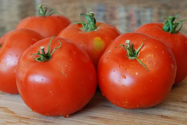 Ultra früh reifende Tomate: Sortenbeschreibung, Eigenschaften