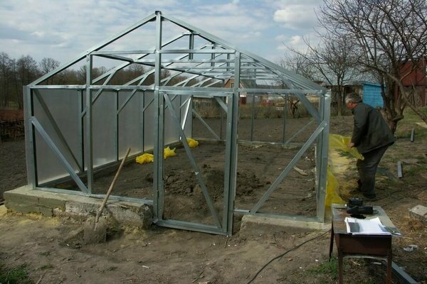 do-it-yourself greenhouse from a profile pipe